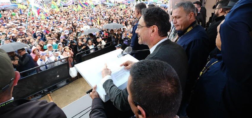 Cepeda propone un plan integral para fortalecer la Salud y derrotar la Ley 100