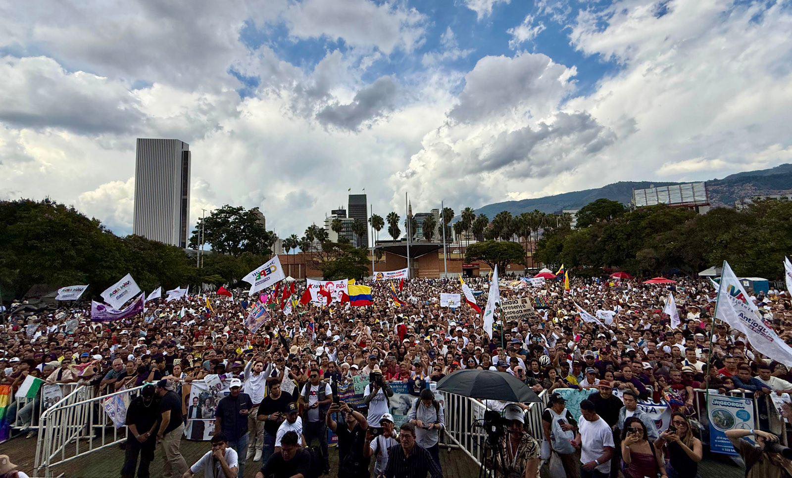 El 'no grato' es Uribe, afirman millares de antioqueños en el mitin con Cepeda