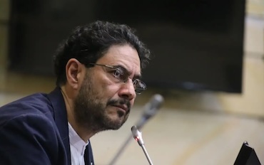 Uribe está libre, pero sigue siendo un condenado, afirma Iván Cepeda