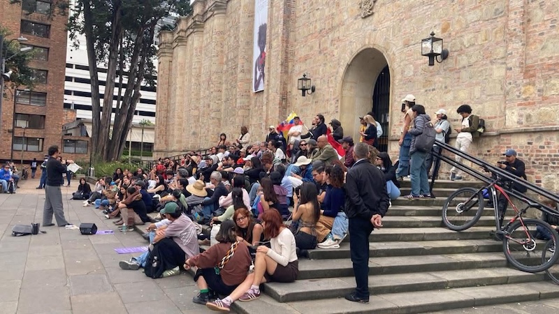 Profesores de Unal y Los Andes dictan clases-protesta ante el Museo Nacional